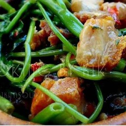 ผัดผักบุ้งหมูกรอบราดข้าว