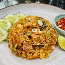 ข้าวผัดแซลมอน