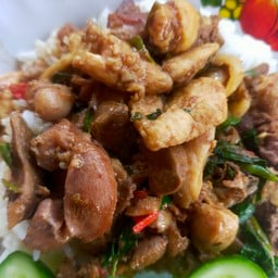 ข้าวผัดกระเพราตับไก่
