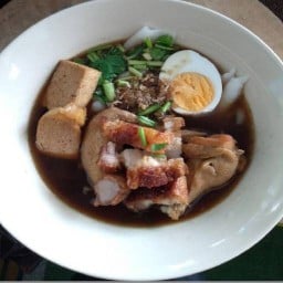 ร้านก๋วยจั๊บหมูกรอบ & กระเพาะปลา สูตรเยาวราช..รุ่นที่3. ถ.จุลจอมเกล้า 3. สาขาพุนพิน  ต.ท่าข้าม จ.สุราษฯ  ก๋วยจั๊บหมูกรอบเยาวราช สาขาท่าข้าม