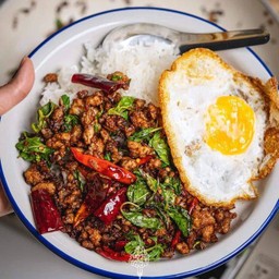 กระเพราหมูสับพริกเเห้งไข่ดาวอิ่มสุดคุ้มไข่ดาวฟรีจร้า