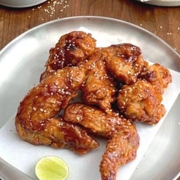 ปีกไก่ทอดซอสกระเทียม