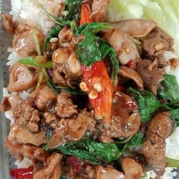 กระเพราเครื่องในไก่