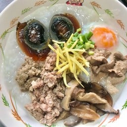 โจ๊กหมู ใส่ไข่เยี่ยวม้า และ ไข่ลวก