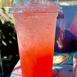 สตรอว์เบอร์รี่โซดา