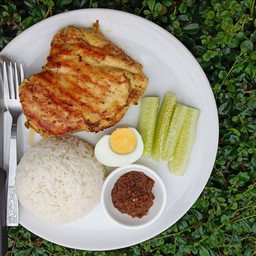 ข้าวสเต็กไก่ น้้ำจิ้มแจ่ว