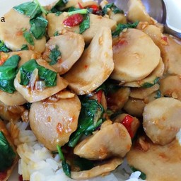 ข้าวกระเพราลูกชิ้นหมู