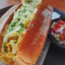 ขนมปังบริยอชสอดไส้กะหรี่ไก่