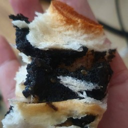 Softbread with black sesame paste ขนมปังนุ่มๆไส้งาดำ (55 บาท)