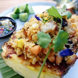 ข้าวผัดสับปะรดเบคอนรมควัน