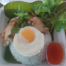 ข้าวอกไก่ทอดกระเทียม ไข่ดาวน้ำ