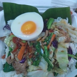 ข้าวผัดผักอกไก่ ไข่ดาวน้ำ