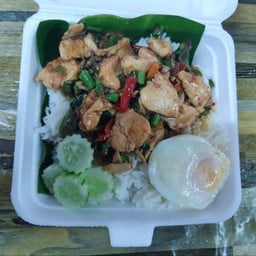 ข้าวกะเพราอกไก่ ไข่ดาวน้ำ