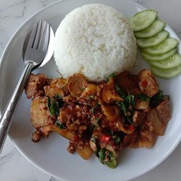 กะเพราหมูชิ้นราดข้าว