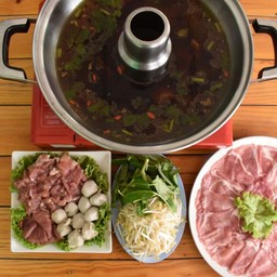 เกาเหลาหม้อไฟหมูชุดใหญ่ แถมฟรีหมูสะเต๊ะ 1 ชุด