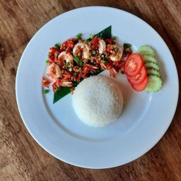 ข้าวราดกุ้งผัดพริกเกลือ Rice topped with stir fried shrimp and chili and salt
