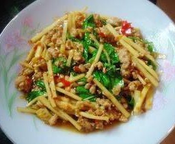 ผัดพริกเเกงหน่อไม้เส้นหมูสับราดข้วไข่ดาว