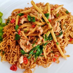 มาม่ากะเพราหน่อไม้