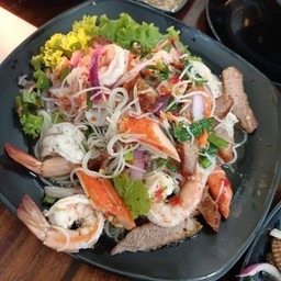 ยำขนมจีนหมูทอดรวมทะเล