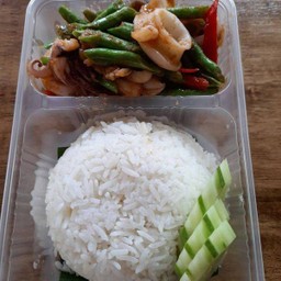 ข้าวราดปลาหมึกผัดพริกแกง