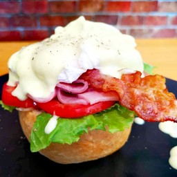 Egg benedict bacons+hams