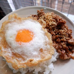 ข้าวหน้าน่องไก่ทอดน้ำปลา ไข่ดาว(น่องไก้3น่อง)