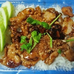 หมูกระเทียมพริกไทยราดข้าว