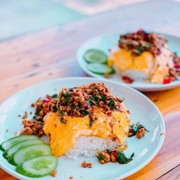 กะเพราหมูสับไข่ข้น 1 แถม 1