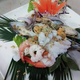 ทะเลลวกจิ้ม Boiled seafood serve with spicy seafood dipping sauce