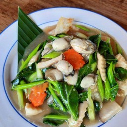 ราดหน้าฮ่องเต้หอยนางรม Deep fried wide rice noodles with oyster in Gravy sauce