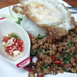 ข้าวราดกระเพราหมู Rice topped with stir fried pork with Basil leaves