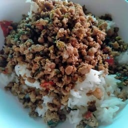 กะเพราหมูสับราดข้าว