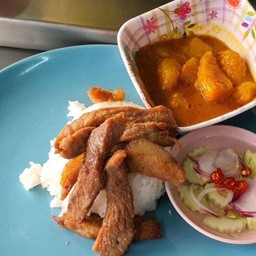 ข้าวแกงกระหรี่หมูทอด