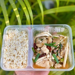 ผัดพริกแห้งไก่เห็ดรวมน้ำมันหอย