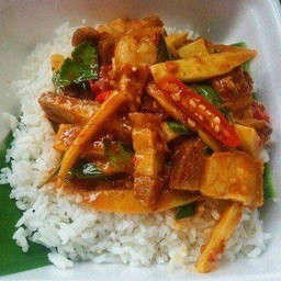 ผัดพริกเเกงหมูกรอบหน่อไม้ราดข้าว