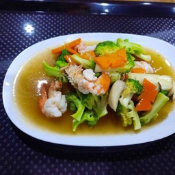 ผัดบล็อกโคลี่กุ้งสด Stir fried Broccoli with shrimp