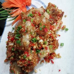 หมูสามชั้นทอดผัดพริกเกลือ stri fried Pork belly with chilli and salt