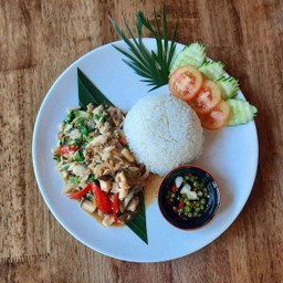 ข้าวราดกระเพราเนื้อปู Rice topped with stir fried crab meat and basil