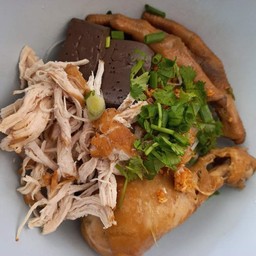 ร้านกลางกรุงก๋วยเตี๋ยวไก่มะระ+ข้าวมันไก่ ถนนปลัดเมือง ตำบลในเมือง