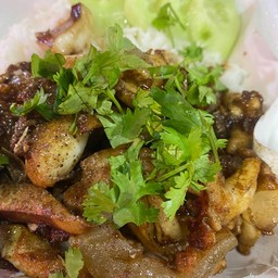 ข้าวหมึกทอดกระเทียม