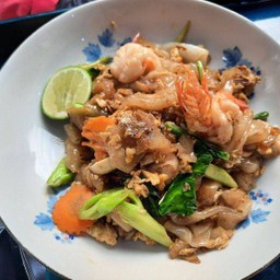 ผัดซีอิ๊วทะเล stir fried wide rice noodles with seafood