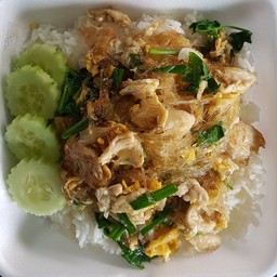 ผัดวุ้นเส้นใส่ไข่ราดข้าว