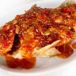 ปลากะพงทอดราดน้ำสามรส