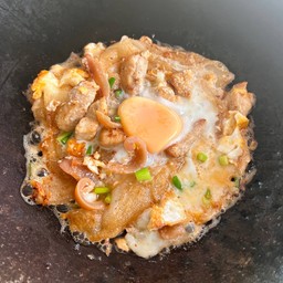 [อร่อยซ่ากับโค้ก] ก๋วยเตี๋ยวคั่วไก่ ไข่อบ +  โค้ก ออริจินัล (ขวด)