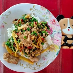 ข้าวกระเพราหมูสับหน่อไม้