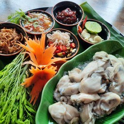 หอยนางรมทรงเครื่อง Fresh oyster with thai herbs