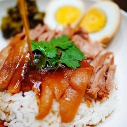 ข้าวขาหมูใส่ไข่