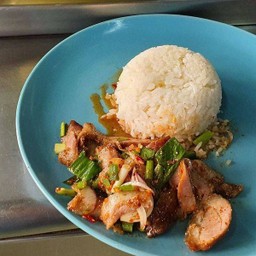 ข้าวยำไก่ย่างแซ่บ