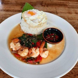 ข้าวราดกะเพรากุ้ง Rice topped with stir fried shrimp and basil
