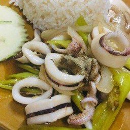 ผัดพริกปลาหมึกราดข้าว